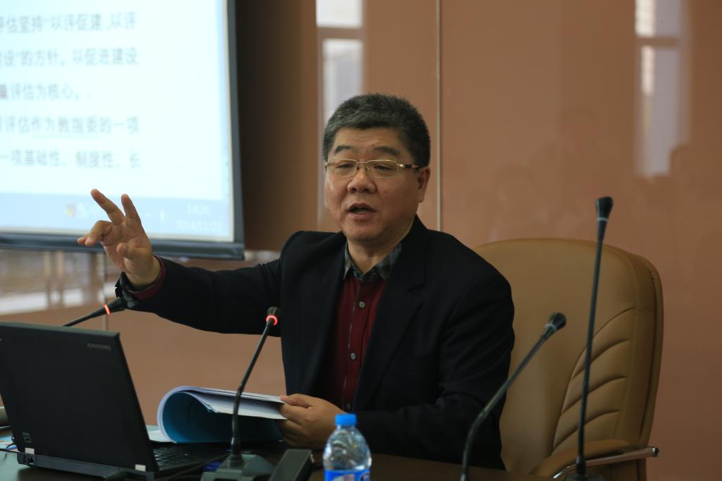 全国保险专业学位研究生教育指导委员会秘书长、Bwin·必赢唯一官网院长郝演苏教授做报告